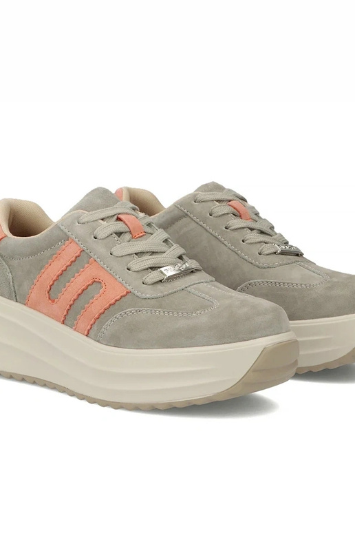 Pilki odiniai bateliai platformoje...