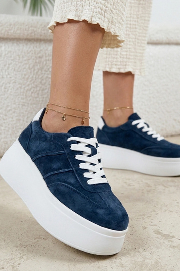 Tamsiai mėlyni odiniai...