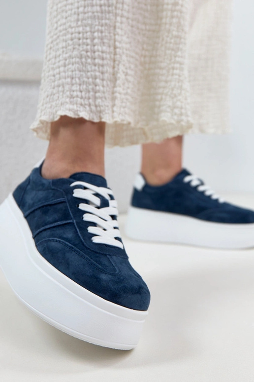 Tamsiai mėlyni odiniai bateliai...