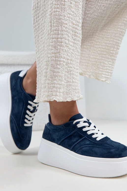 Tamsiai mėlyni odiniai bateliai...