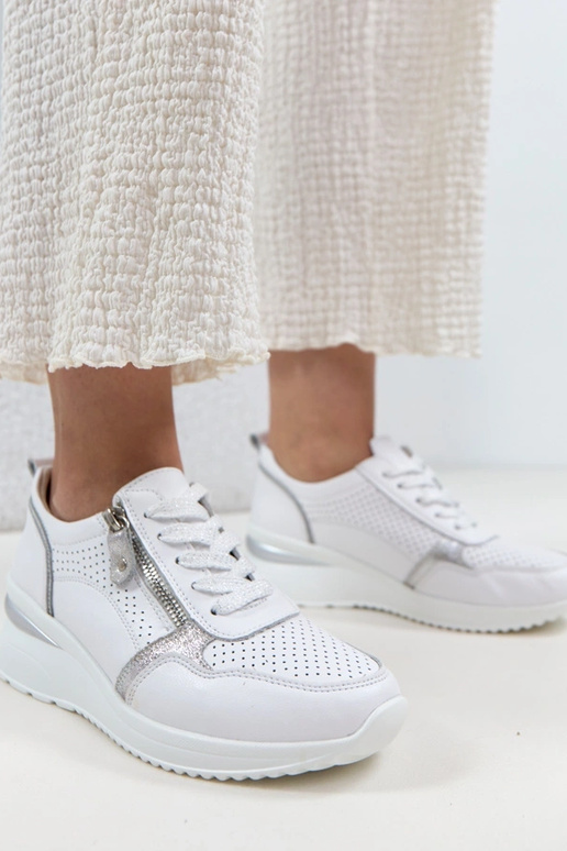 Balti odiniai bateliai ant paslėpto...