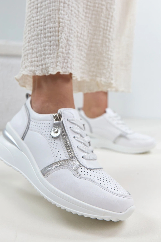 Balti odiniai bateliai ant paslėpto...