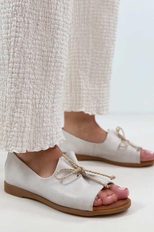 Pilkos odos balerinų batai su atviru...