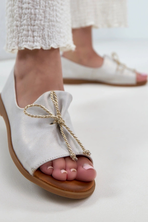 Pilkos odos balerinų batai su atviru...