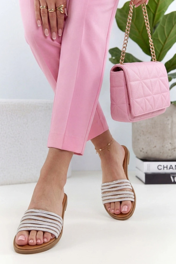 Balti šlepečiai puošti...