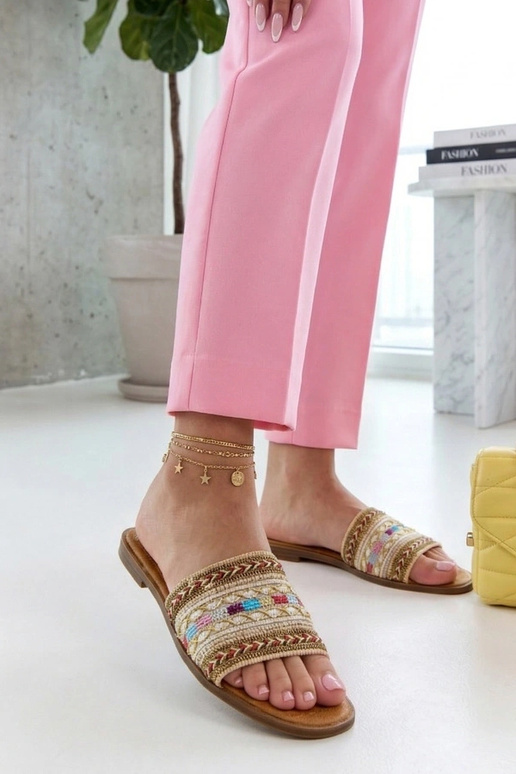 Smėlio spalvos šlepečiai puošti...