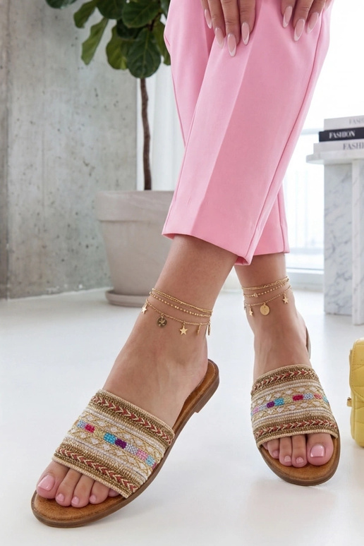 Smėlio spalvos šlepečiai puošti...