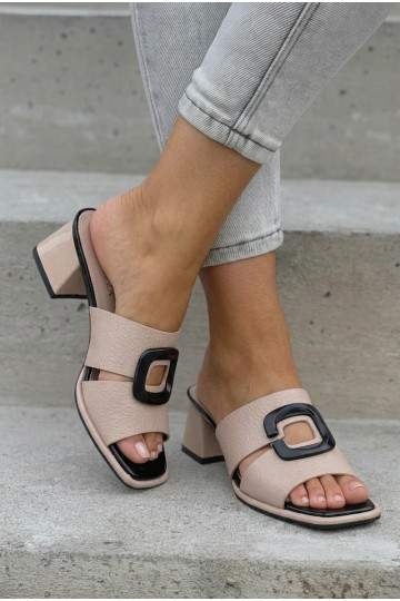 Moterų šlepetės su išpjovomis ir sagtimis ant kulniukų Vinceza 62284 smėlio spalvos