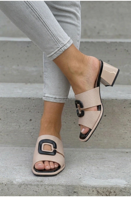 Moterų šlepetės su išpjovomis ir sagtimis ant kulniukų Vinceza 62284 smėlio spalvos