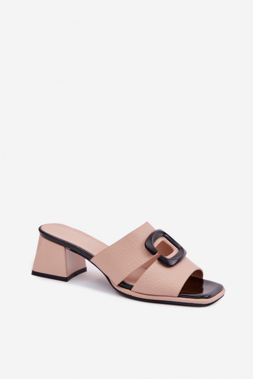 Moterų šlepetės su išpjovomis ir sagtimis ant kulniukų Vinceza 62284 smėlio spalvos