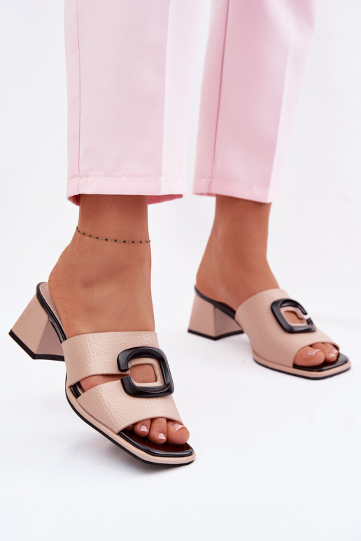 Moterų šlepetės su išpjovomis ir sagtimis ant kulniukų Vinceza 62284 smėlio spalvos