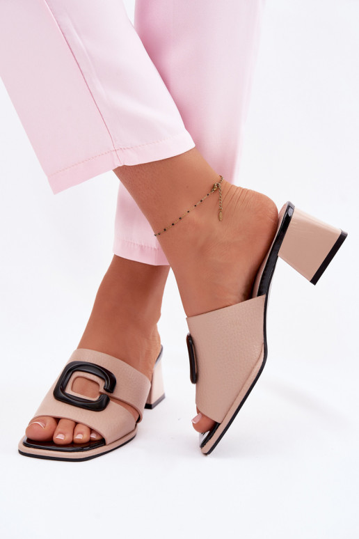 Moterų šlepetės su išpjovomis ir sagtimis ant kulniukų Vinceza 62284 smėlio spalvos