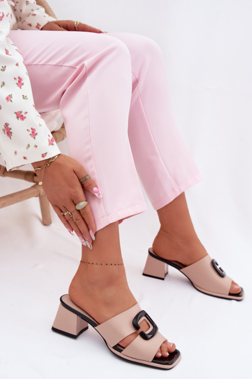 Moterų šlepetės su išpjovomis ir sagtimis ant kulniukų Vinceza 62284 smėlio spalvos