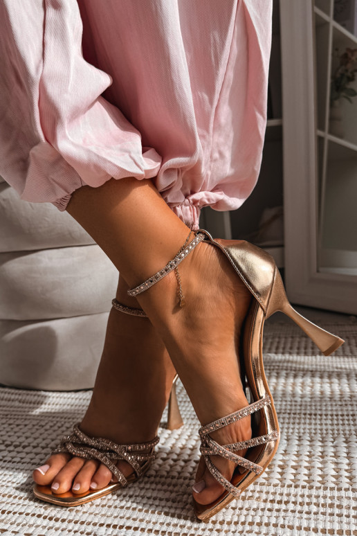 Moteriškos basutės su kulniukais su spindinčiomis akutėmis Szampańskie Redira