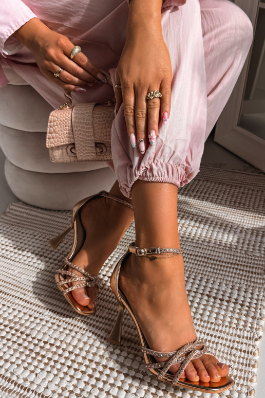 Moteriškos basutės su kulniukais su spindinčiomis akutėmis Szampańskie Redira