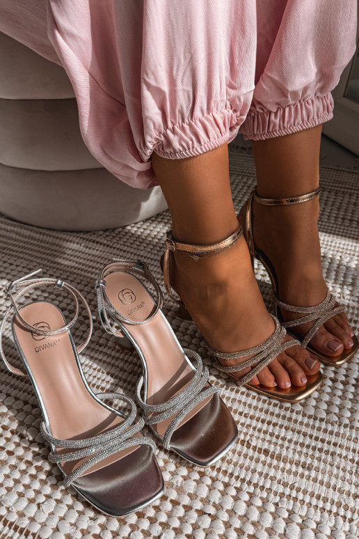 Moteriškos basutės su kulniukais Ze Zdobionymi Paskami Szampańskie Gedira