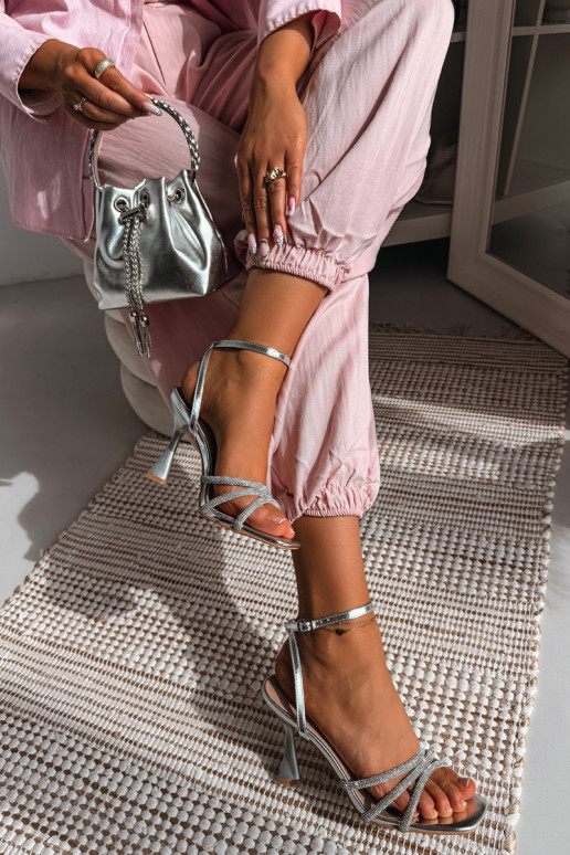 Moteriškos basutės su kulniukais Ze Zdobionymi Paskami sidabro spalvos Gedira