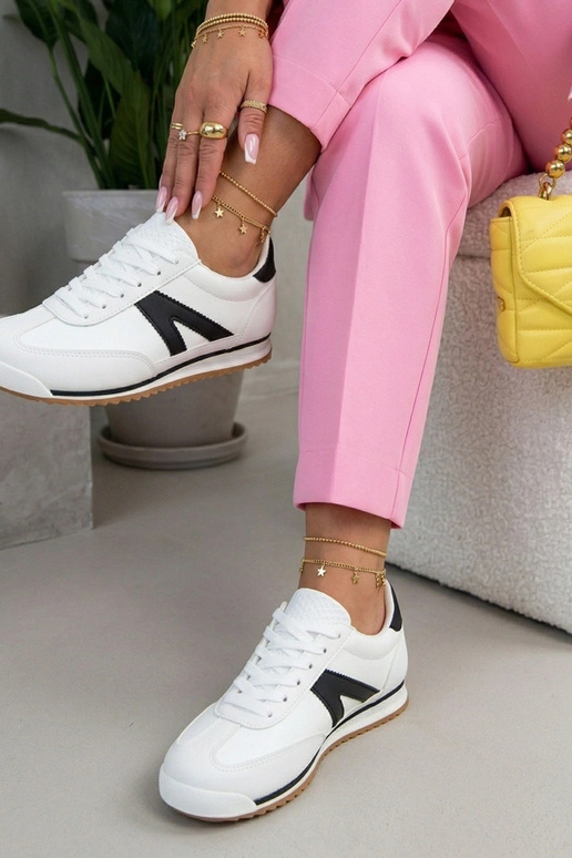 Balti sportiniai bateliai su juodais...