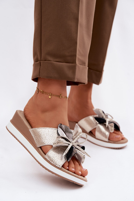 Odinės šlepetės su platformasuDekoracyjnym Gėlė S.Barski GR61-5989 aukso spalvos