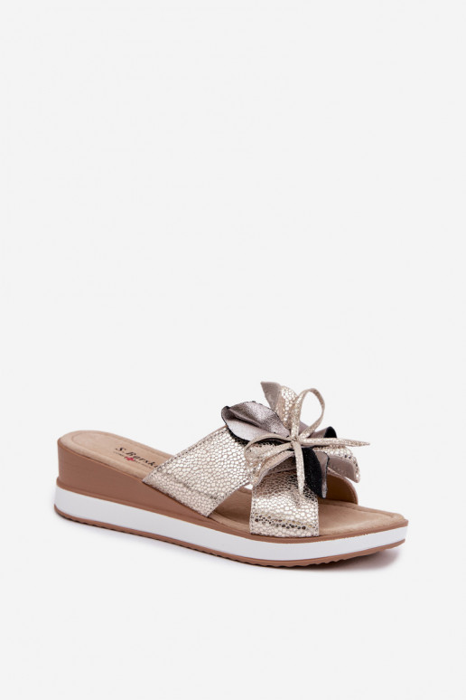 Odinės šlepetės su platformasuDekoracyjnym Gėlė S.Barski GR61-5989 aukso spalvos