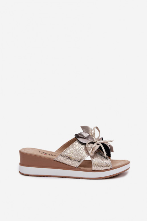 Odinės šlepetės su platformasuDekoracyjnym Gėlė S.Barski GR61-5989 aukso spalvos