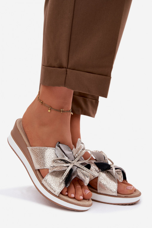 Odinės šlepetės su platformasuDekoracyjnym Gėlė S.Barski GR61-5989 aukso spalvos