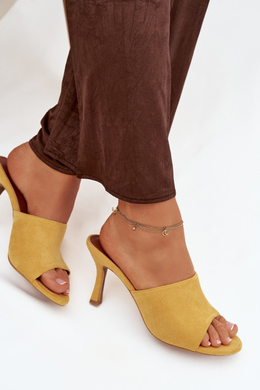 Moteriškos šlepetės su plonais kulniukaissuiš eko zomšosu geltonos spalvos Isolia