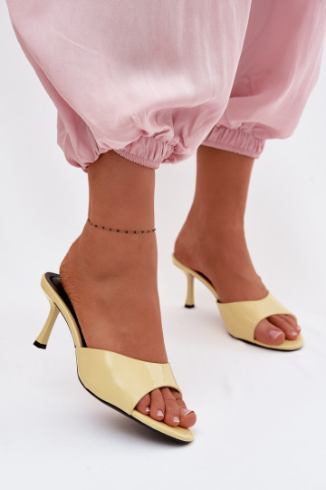 su lako efektu ŠlepetėssuImitacji Skóry su plonais kulniukais geltonos spalvos Melissea