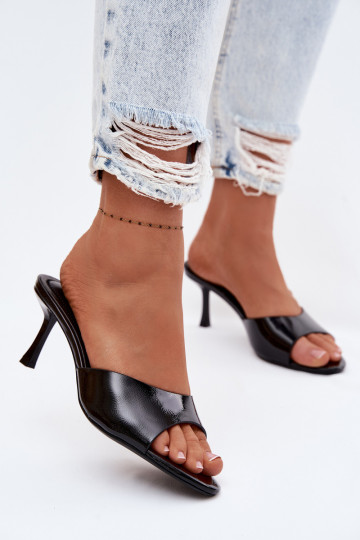 su lako efektu ŠlepetėssuImitacji Skóry su plonais kulniukais juodos spalvos Melissea 2