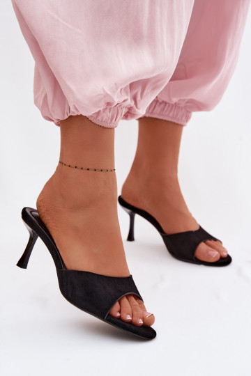 ŠlepetėssuImitacji iš zomšosu su plonais kulniukais juodos spalvos Melissea