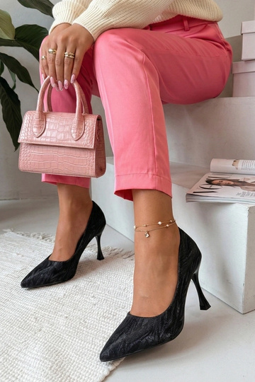 Moteriškos juodos špilkės... 2