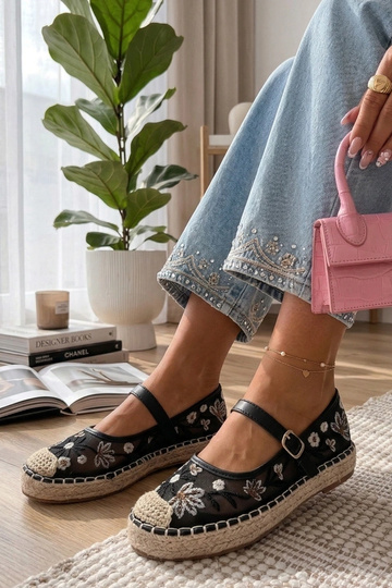 Juodos espadrilės puoštos...
