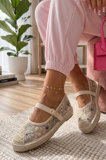 Smėlio spalvos espadrilės...