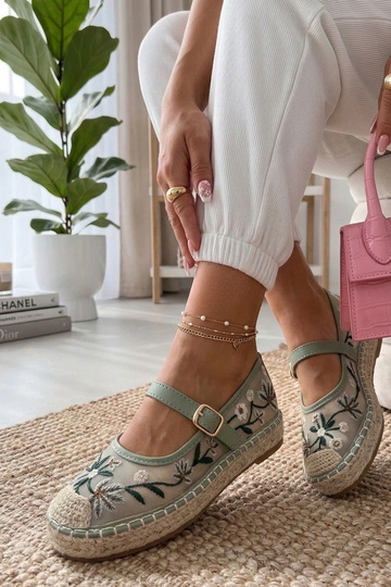 Žalios espadrilės puoštos...