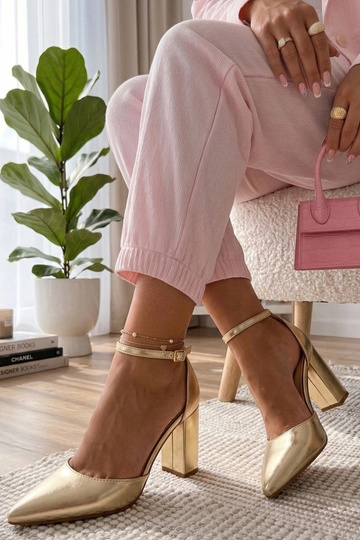 Auksiniai aukštakulniai ant...