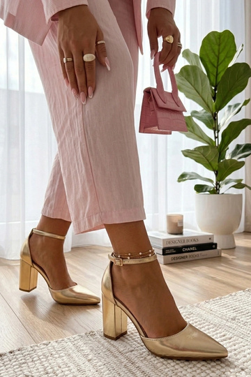 Auksiniai aukštakulniai ant... 2