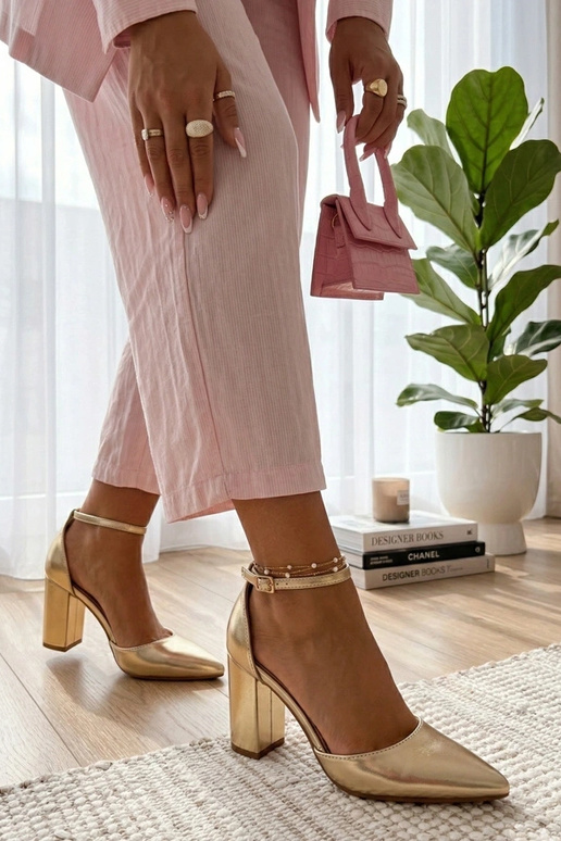 Auksiniai aukštakulniai ant stulpo...