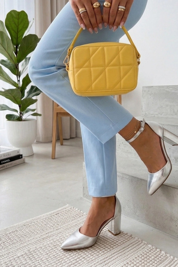 Sidabriniai aukštakulniai... 2