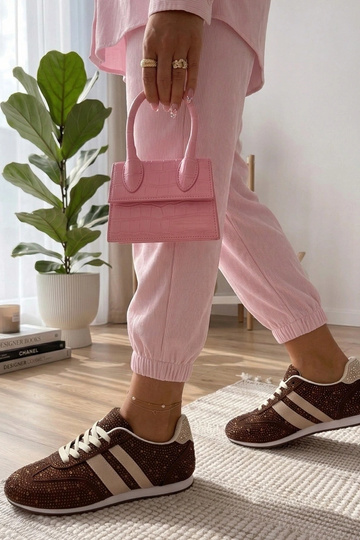 Rudi sportbačiai puošti... 2