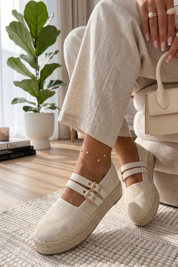 Smėlio spalvos espadrilės...