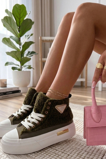 Žali pūkuoti sportbačiai su...