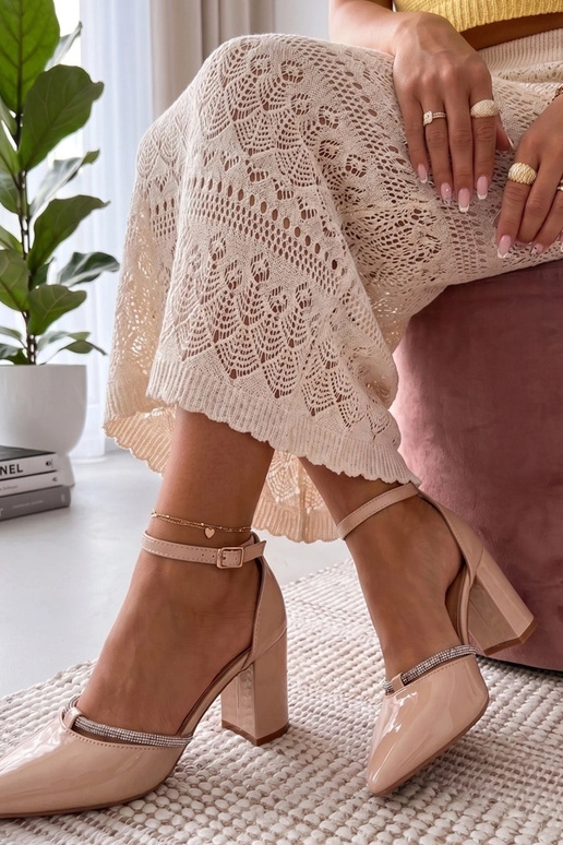 Smėlio spalvos lakuoti bateliai su...