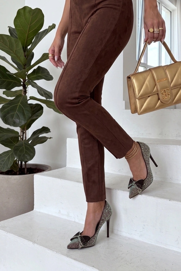 Juodi aukštakulniai su... 2