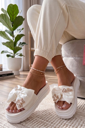 Baltos klumpės ant...