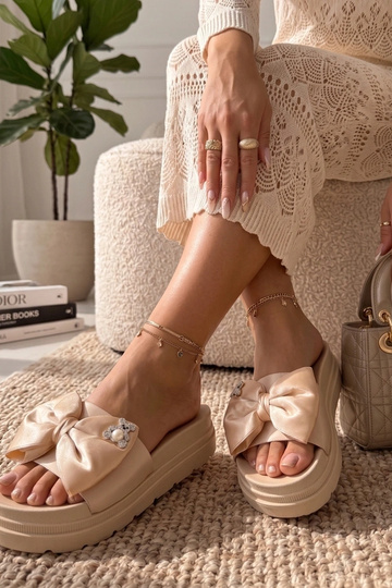 Smėlio spalvos klumpės ant...