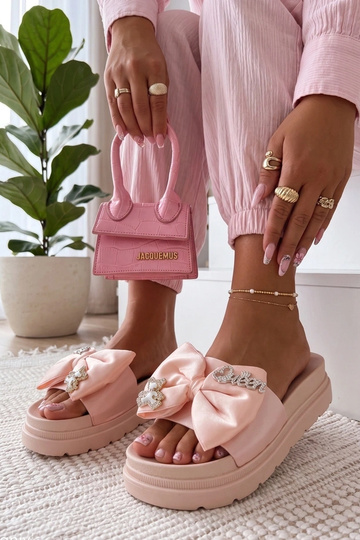 Rožinės spalvos klumpės ant...