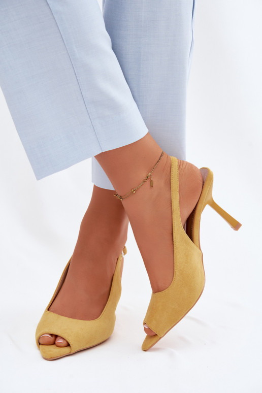 Moteriškos basutės su plonais kulniukais iš dirbtinio zomšo geltonos spalvos Sevina