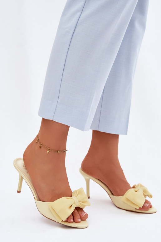 Moteriškos šlepetės su plonais kulniukais ir kaspinais geltonos spalvos Jelessa