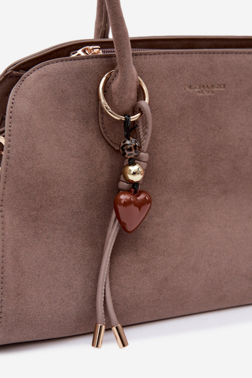 RankinėsuBrelokiem I su sagtimismi iš eko zomšosoĮa Tamsussmėlio spalvos Violette