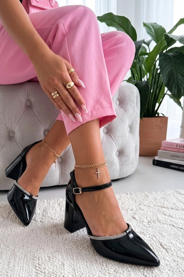 Juodos lakuotos lodytės su...